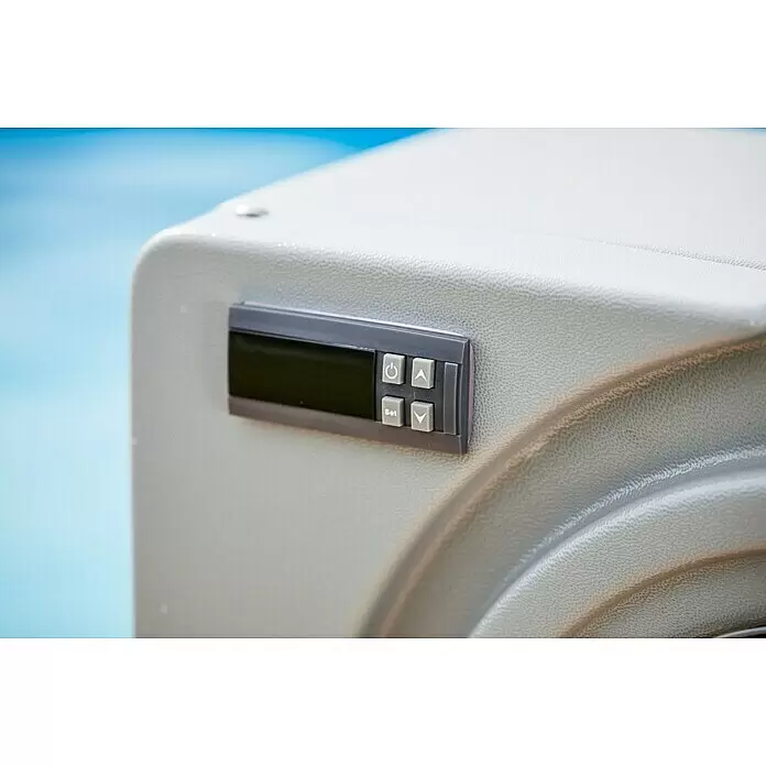 BWT Wärmepumpe Plug & Play 25 - Passend für: Pools bis 25.000 l Beckeninhalt - Digitales Bedienfeld mit Display und Tasten an einer hellgrauen, strukturierten Kühlbox. Blauer Hintergrund.