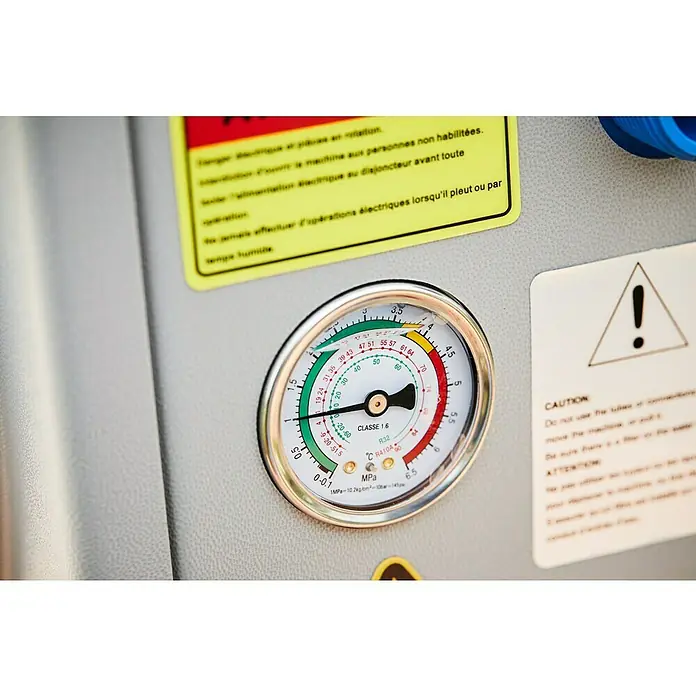 BWT Wärmepumpe Plug & Play 25 - Passend für: Pools bis 25.000 l Beckeninhalt - Nahaufnahme eines Manometers mit farbcodierten Skalen auf einer grauen Oberfläche.