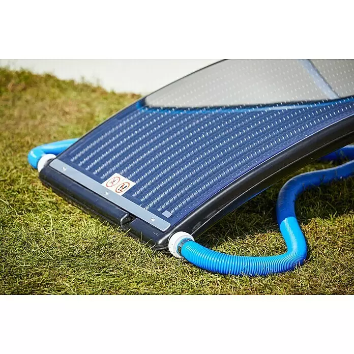 Steinbach Solarkollektor Exclusive - Durchflussmenge: 10.000 l/h, Fassungsvermögen: 15 l - Dunkelblaues Solar-Wasserheizpanel mit schwarzem Rahmen und hellblauen Wellschläuchen für die Außenwassererwärmung.