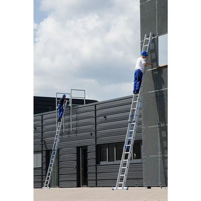 Krause Stabilo Mehrzweckleiter +S - Anzahl Tritte: 24 Stk., Arbeitshöhe: 6,7 m, Aluminium - Zwei Arbeiter benutzen Krause Leitern, um an einem Gebäude zu arbeiten. Die Leitern sind stabil und bieten eine sichere Arbeitsumgebung.