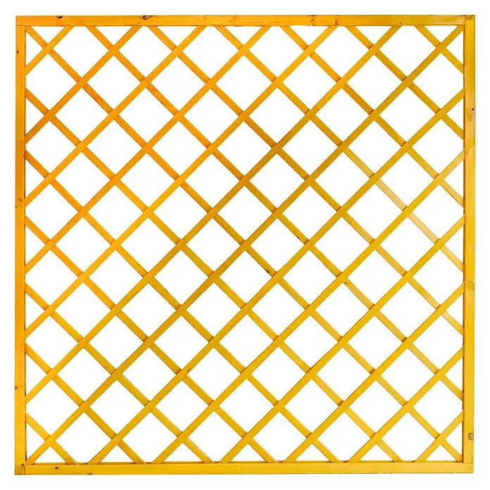 Andrewex Rankgitter Nancy - 180 x 180 cm, Pinie - Goldfarbenes hölzernes Rankgitter mit quadratischem Muster vor schwarzem Hintergrund, ideal für Gartenprojekte und Dekorationen.