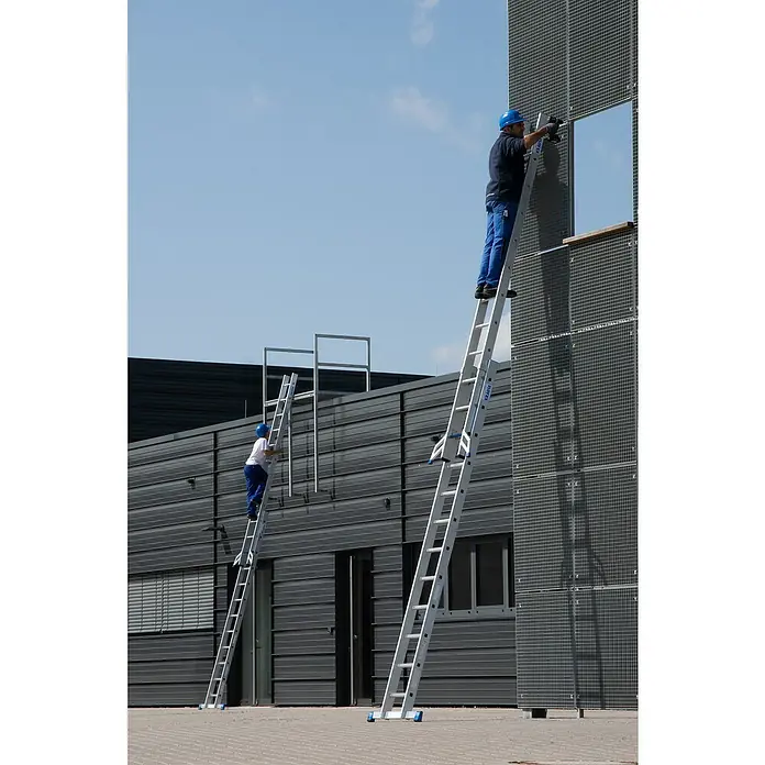 Krause Stabilo Schiebeleiter +S - Anzahl Tritte: 24 Stk., Arbeitshöhe: 6,7 m, Aluminium - Zwei Handwerker auf Krause Leitern bei Arbeiten an einem Gebäude. Die Leitern sind ausziehbar und bieten sicheren Stand.