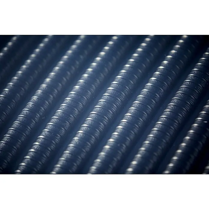 Steinbach Solarkollektor Exclusive - Durchflussmenge: 10.000 l/h, Fassungsvermögen: 15 l - Nahaufnahme von schwarzen flexiblen Kabelkanälen, die parallel angeordnet sind und eine industrielle Optik und Struktur erzeugen.