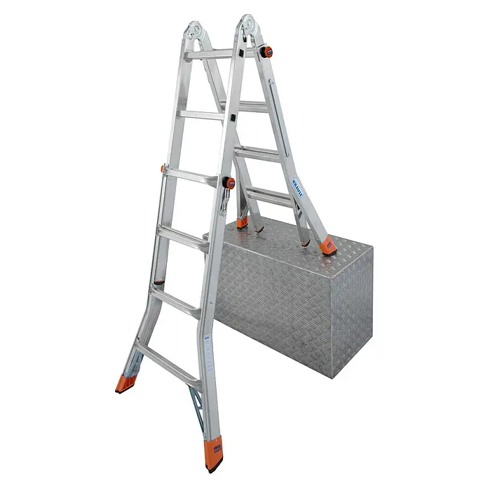 Krause Monto Teleskopleiter TeleMatic - Anzahl Tritte: 16 Stk., Arbeitshöhe: 5 m, Aluminium - Silberne Mehrzweckleiter mit orangenen Akzenten steht auf einer robusten, silbernen Metallkiste. Ideal für vielseitige Arbeiten.