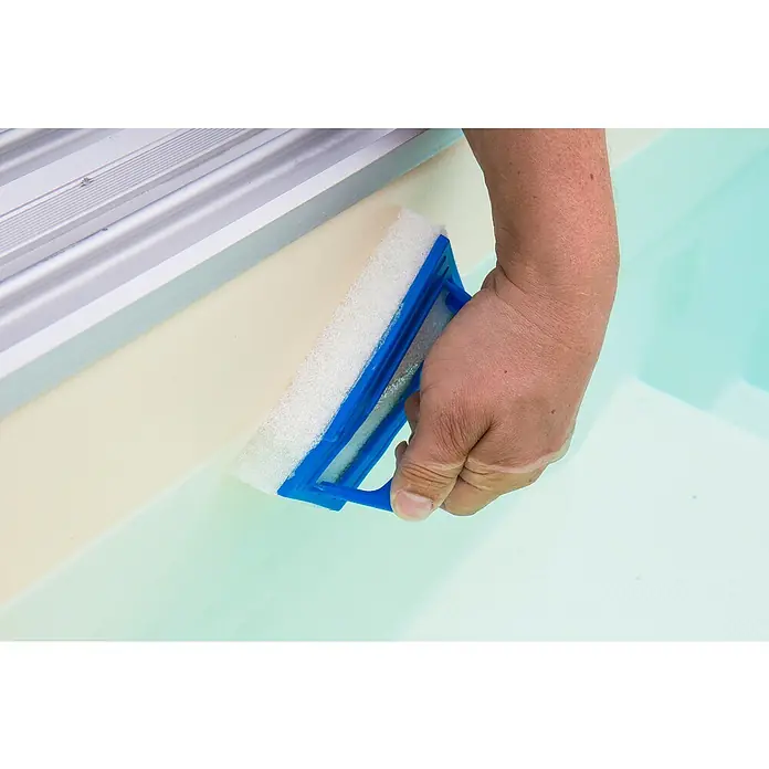 Steinbach Handschrubber Deluxe - Mit Griff, Breite: 8,5 cm - Nahaufnahme eines blauen Schwimmbadreinigers mit weißem Schwamm, der zum Reinigen der Beckenränder verwendet wird.