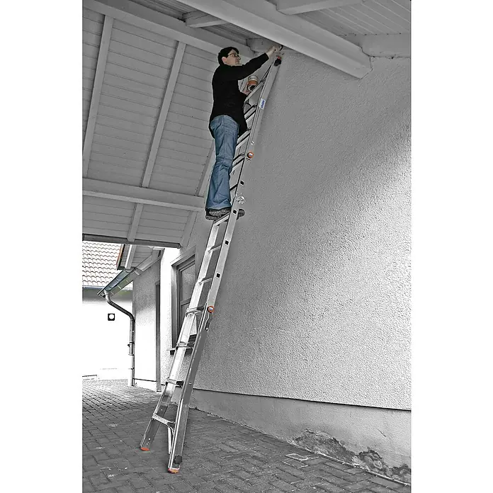 Krause Teleskopleiter TeleVario - Anzahl Tritte: 16 Stk., Arbeitshöhe: 5 m, Belastbarkeit: 150 kg, Aluminium - Eine Person steht auf einer Leiter und streicht die Decke eines Hauses. Die Leiter ist eine Klappleiter mit mehreren Sprossen und rutschfesten Füßen.