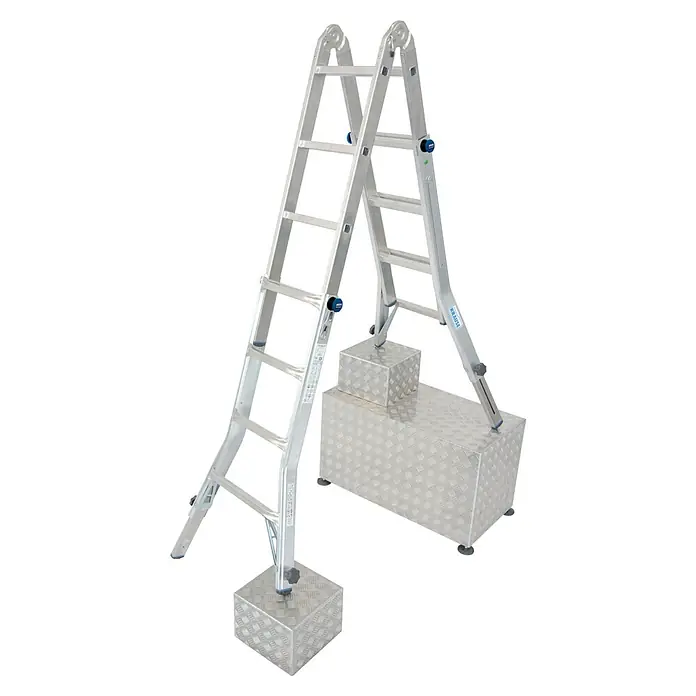 Krause Stabilo Teleskopleiter mit 4 Holmverlängerungen - Anzahl Tritte: 16 Stk., Arbeitshöhe: 5 m, Aluminium - Bild einer Mehrzweckleiter aus Aluminium von Krause, die auf Metallblöcken steht, die auf einem schwarzen Hintergrund isoliert sind.