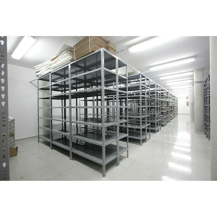 Simonrack Simonclassic Metallregal Comfort Plus - H x B x T: 200 x 100 x 50 cm, Traglast pro Boden: 100 kg, Anzahl Böden: 5 Stk., Schrauben, Weiß - Bild eines Lagers voller Regale. Das Bild zeigt ein Lager mit vielen grauen Metallregalen.