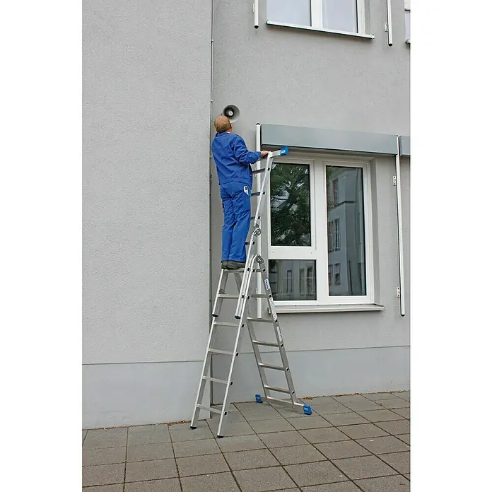 Krause Stabilo Mehrzweckleiter - Anzahl Tritte: 12 Stk., Arbeitshöhe: 5,3 m, Aluminium - Ein Mann auf einer Klappleiter bei Reparaturarbeiten. Die Leiter ist aus Aluminium und hat blaue Sicherheitsfüße für einen sicheren Stand.