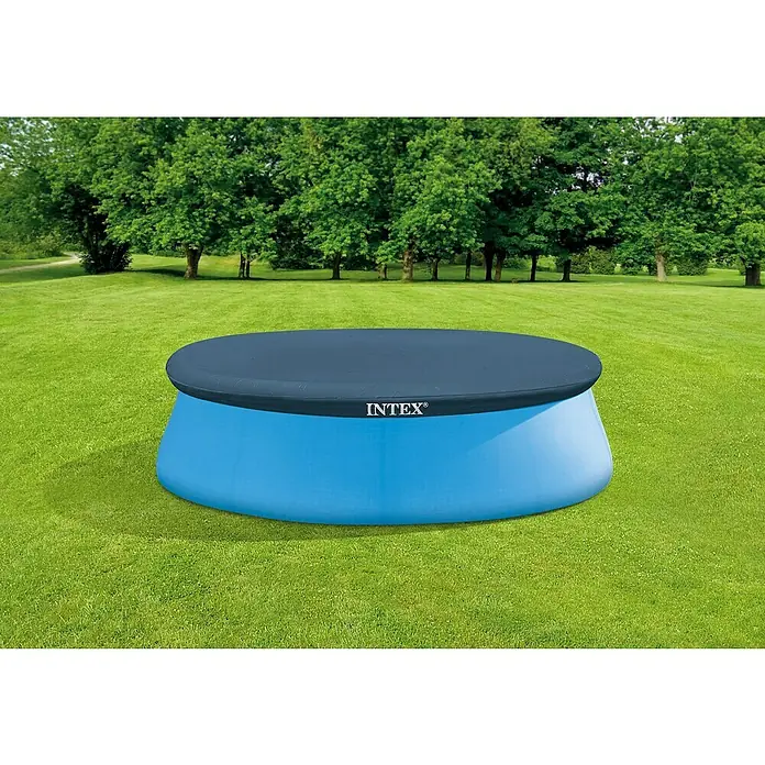 Intex Pool-Abdeckplane Easy Pool - Passend für: Easy Pool, Durchmesser: 244 cm, Material: Kunststoff - Das Bild zeigt einen abgedeckten Intex-Pool auf einem Rasen, umgeben von Bäumen. Ideal für den Garten und als sicherer Schutz vor Verunreinigungen.
