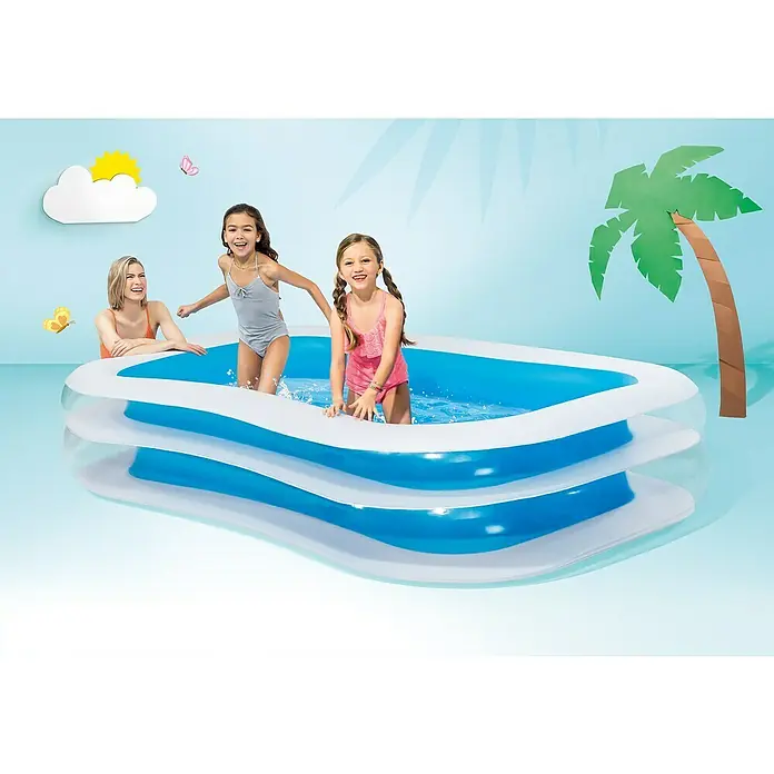 Intex Planschbecken Schwimm-Center Family PoolL x B x H: 262 x 175 x 56 cm, Fassungsvermögen: 999 l - Ein aufblasbarer Pool für Kinder mit zwei Mädchen und einer Frau in Badebekleidung in einer sonnigen Szene.
