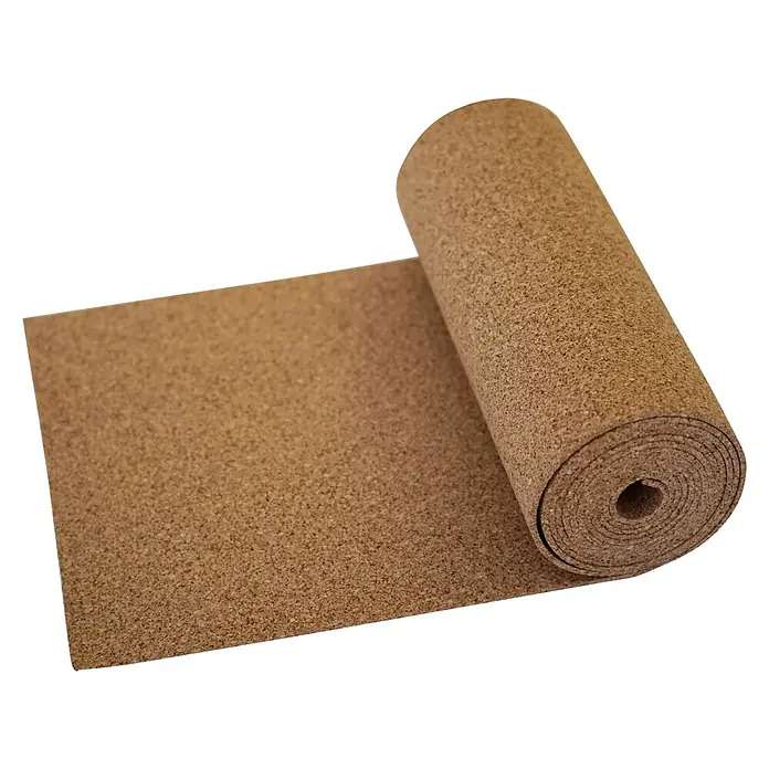 Nmc Noma Korkrolle Nature 4 mm - L x B x H: 5 m x 0,5 m x 4 mm - Korkrollenmatte. Das braune Korkprodukt ist teilweise aufgerollt und liegt auf einer schwarzen Oberfläche.