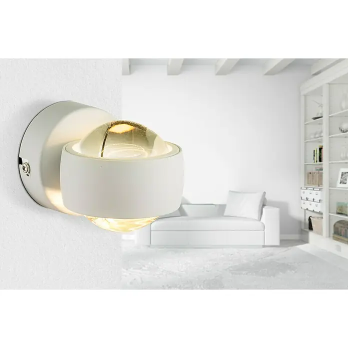 Globo Wandleuchte RANDI - 6 W, Weiß, Sonstige - Nahaufnahme einer modernen weißen Wandleuchte mit einem klaren, halbkugelförmigen Lampenschirm, die warmes Licht in einem stilvollen Interieur verbreitet.