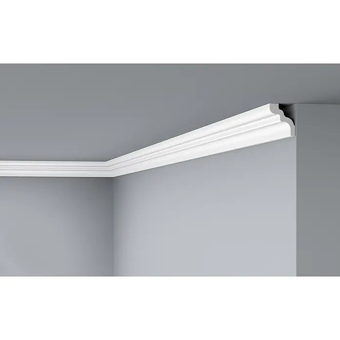 Nmc Decoflair Zierprofil Deckenleiste D13 - 2 Stk., 2 m x 42 mm x 49 mm, Extrudiertes Polystyrol (XPS) - Detailaufnahme einer eleganten, weißen Zierleiste, die die obere Ecke eines Raumes ziert und eine stilvolle Note verleiht.
