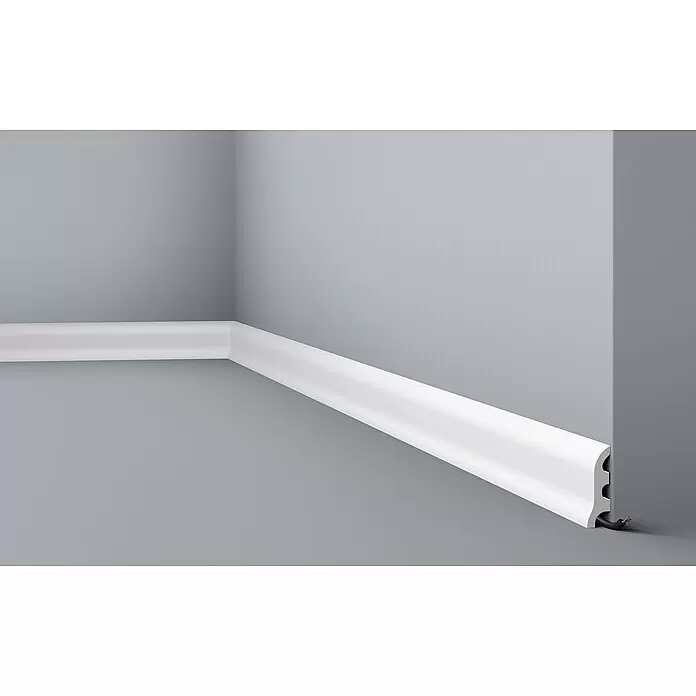 Nmc Decoflair Zierprofil Sockelleiste C4 - 2 m x 17 mm x 55 mm, Hochverdichtetes extrudiertes Polymer (HDPS) - Weiße Kabelkanal-Sockelleiste in einer Ecke installiert, verbirgt elegant elektrische Kabel.