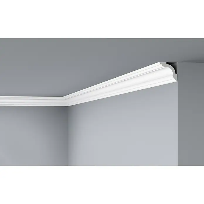 Nmc Decoflair Zierprofil Deckenleiste C1 - 2 m x 52 mm x 52 mm, Hochverdichtetes extrudiertes Polymer (HDPS) - Detailaufnahme einer eleganten, weißen Eckleiste, die Decke und Wand stilvoll verbindet und dem Raum eine edle Note verleiht.