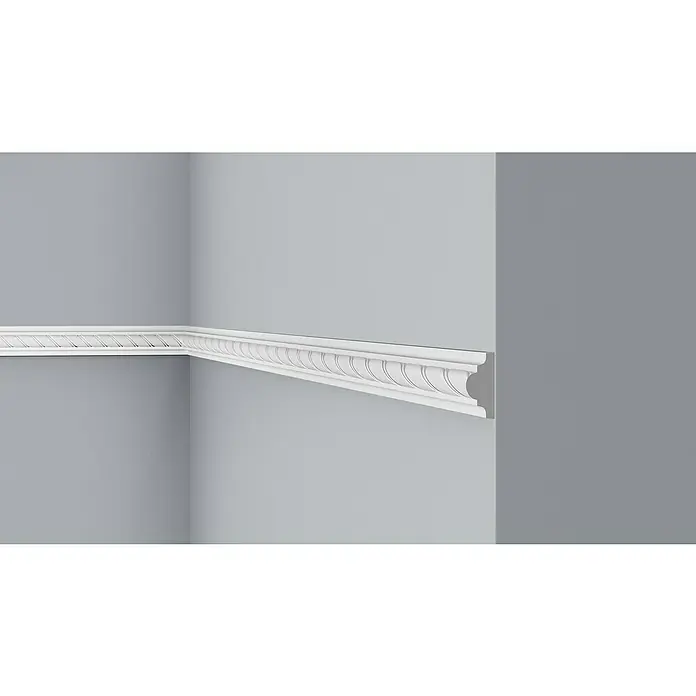 Nmc Decoflair Zierprofil Wandleiste CO1 - 2 m x 18 mm x 38 mm, Hochverdichtetes extrudiertes Polymer (HDPS) - Detailaufnahme einer eleganten weißen Stuckaturleiste an einer grauen Wand, die architektonische Details hervorhebt.