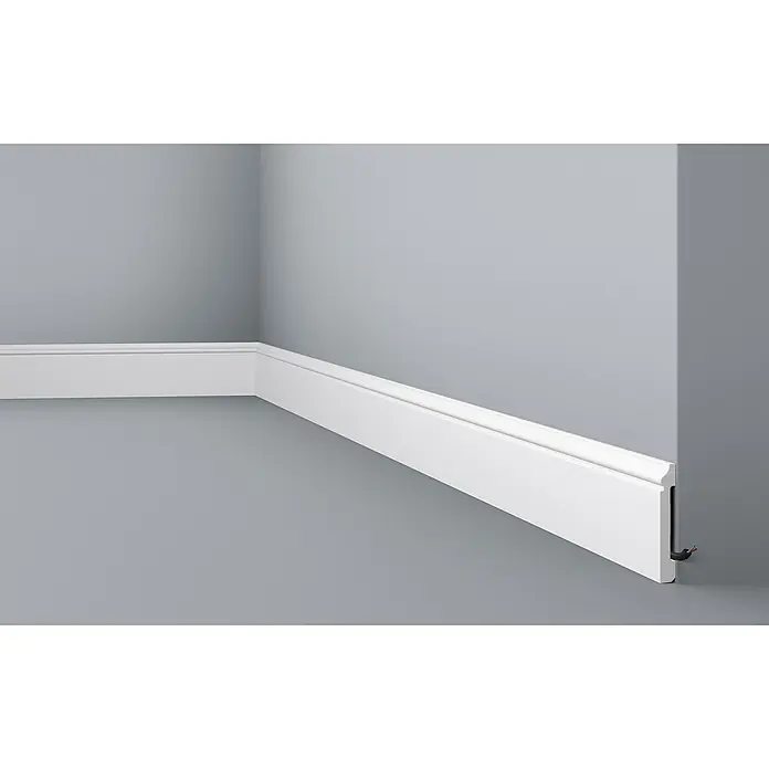 Nmc Decoflair Zierprofil Sockelleiste C3 - 2 m x 1,3 cm x 8 cm, Hochverdichtetes extrudiertes Polymer (HDPS) - Detailansicht einer modernen, weißen Sockelleiste, die einen sauberen Übergang zwischen Wand und Boden schafft. Die stilvolle Leiste verleiht dem Raum eine elegante Note.