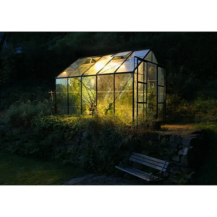 Vitavia Gewächshaus Set Uranus 8300 - Außenmaß inkl. Dachüberstand (B x T): 257 x 321 cm, 3 mm, Schwarz - Illuminierte Gartenlaube bei Nacht. Eine schöne und gemütliche Gartenlaube mit Beleuchtung, die eine warme und einladende Atmosphäre schafft.