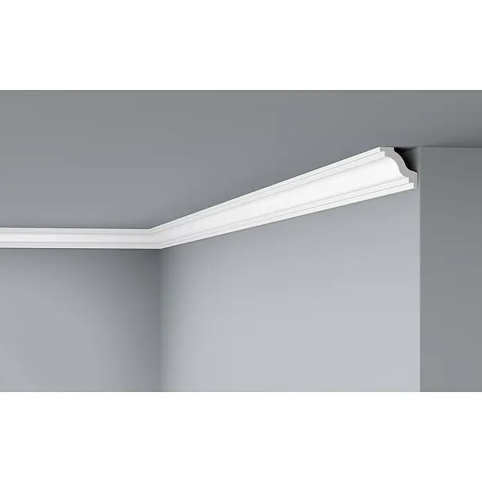 Nmc Decoflair Zierprofil Deckenleiste C2 - 2 m x 40 mm x 40 mm, Hochverdichtetes extrudiertes Polymer (HDPS) - Das Bild zeigt eine detailreiche weiße Zierleiste an der Decke, die einen eleganten Übergang zu den grauen Wänden bildet und den Raum aufwertet.