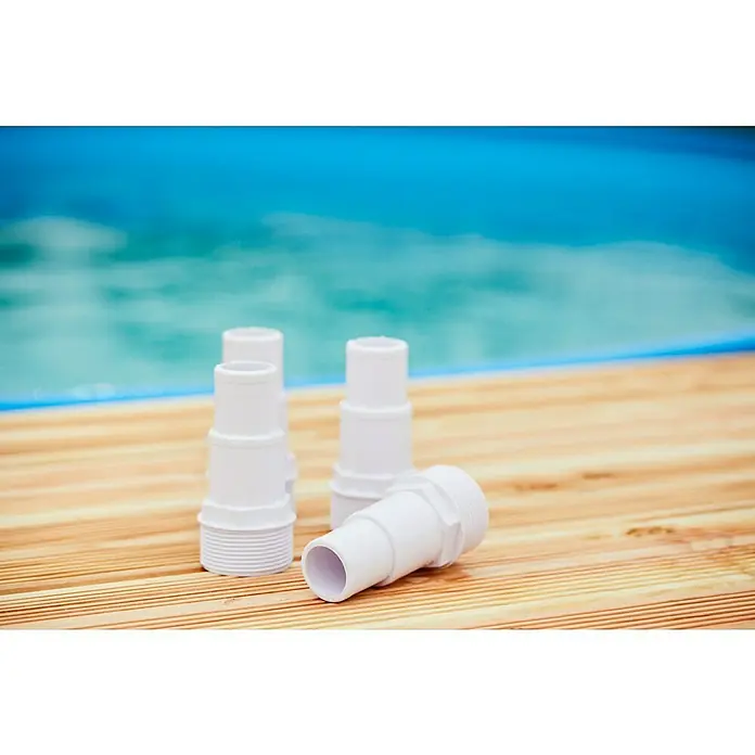 Malibu Schlauchverbinder - Durchmesser: 32 mm - 38 mm - Nahaufnahme von weißen Poolschlauchadaptern auf einer Holzoberfläche mit blauem Poolwasser im Hintergrund.