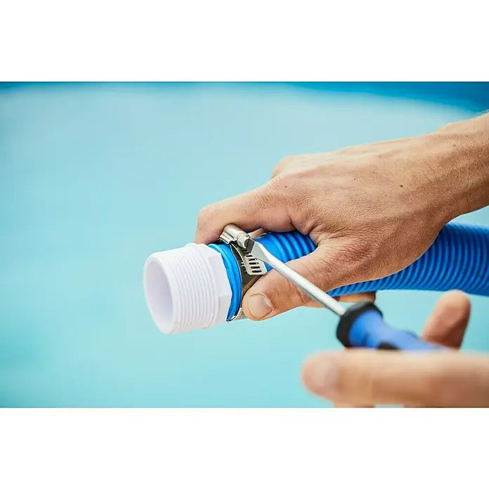 Malibu Schlauchverbinder - Durchmesser: 32 mm - 38 mm - Die Befestigung eines Schwimmbadschlauchs an einem Anschlussstück mit einer Schlauchschelle wird mit einem Schraubenzieher festgezogen.