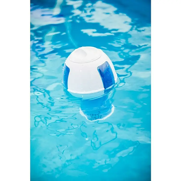 Malibu Schwimmdosierer - Weiß - Ein automatischer Poolreiniger schwimmt auf dem hellblauen Wasser und reinigt das Schwimmbad. Es ist ein weißes Gerät mit blauen Akzenten.