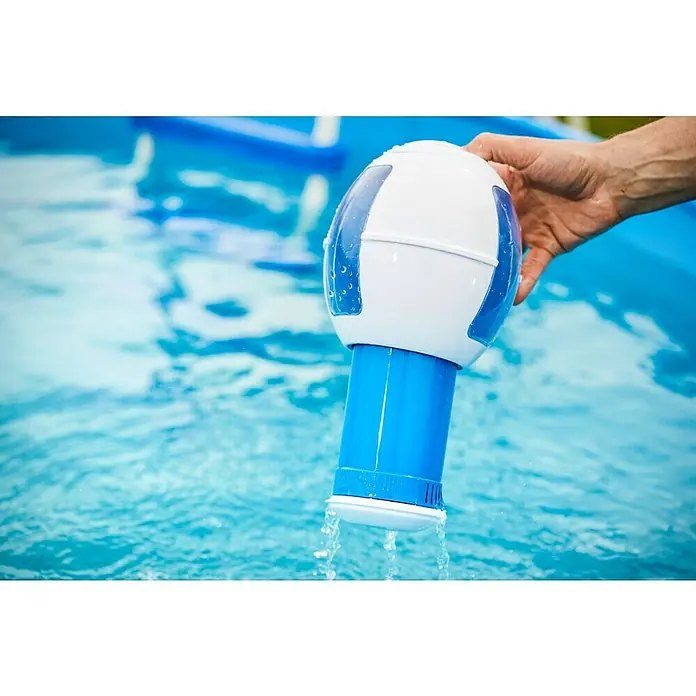 Malibu Schwimmdosierer - Weiß - Pool-Chemiespender im Einsatz: Der Dosierschwimmer gibt Chlor ins Schwimmbadwasser ab und sorgt für sauberes, klares Wasser und Hygiene.