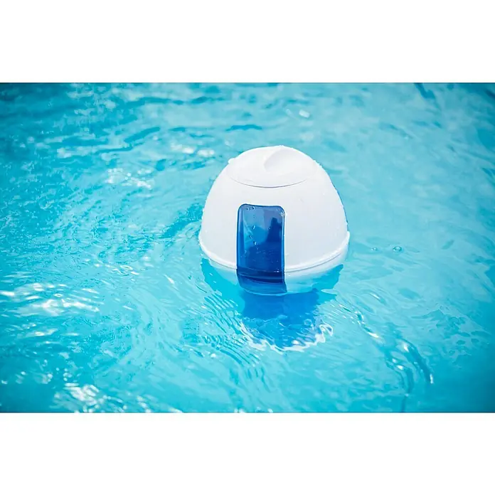 Malibu Schwimmdosierer - Weiß - Schwimmender Chlor-Spender im Pool. Weißer Pool-Spender mit blauen Akzenten treibt auf dem türkisfarbenen Wasser und sorgt für sauberes Wasser.
