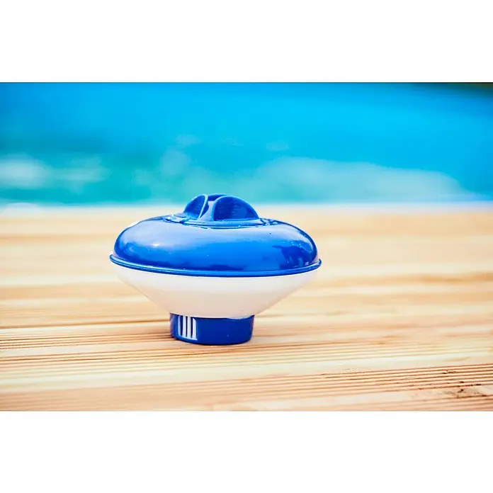 Malibu Schwimmdosierer - Geeignet für: Tabs - Nahaufnahme eines blauen und weißen Poolchemie-Dosierers auf einem Holzdeck, der für sauberes und hygienisches Poolwasser sorgt.