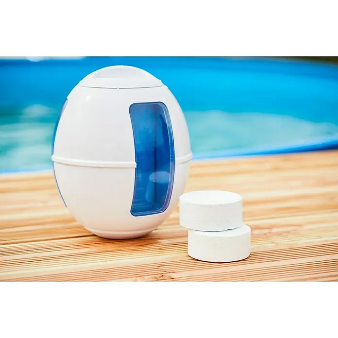 Malibu Schwimmdosierer - Weiß - Schwimmbadchemikalien: Ein Chlorspender und Chlortabletten für die Schwimmbadreinigung auf einer Holzterrasse.