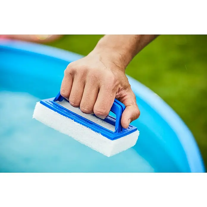Malibu Reinigungsschwamm - Blau - Eine Hand hält eine Poolbürste mit blauem Griff und weißem Schwamm, um ein Schwimmbecken zu reinigen. Ideal für die Pflege des Pools.