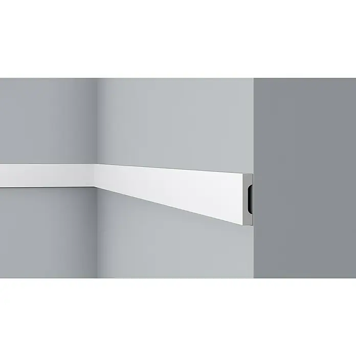 Nmc Decoflair Zierprofil Wandleiste C9 - 2 m x 15 mm x 70 mm, Hochverdichtetes extrudiertes Polymer (HDPS) - Bild einer weißen Sockelleiste, die an einer grauen Wand befestigt ist. Die Leiste hat eine einfache, rechteckige Form mit einer Nut auf der Rückseite.