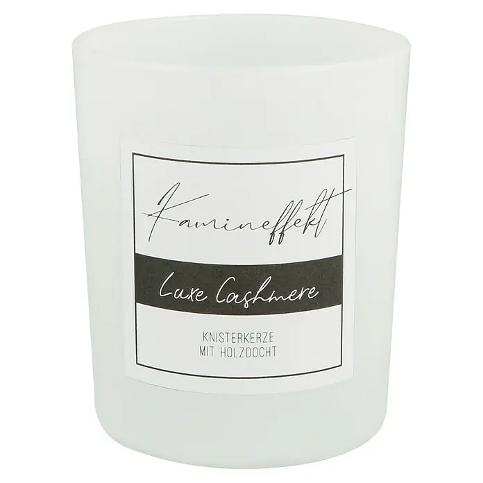 Duftkerze Kamineffekt - Im Glas, Luxe Cashmere, Ø x H: 6,5 x 7,6 cm - Weiße Duftkerze mit der Aufschrift "Kamineffekt Luxe Cashmere", die ein gemütliches und luxuriöses Ambiente verspricht.