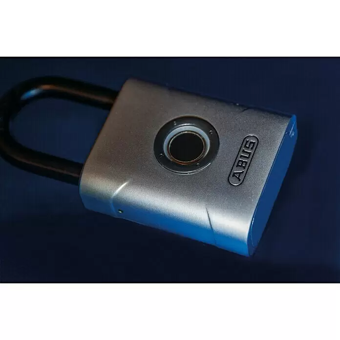 Abus Candado 57/45 - Sensor de dedo, Zinc fundido, L x An x Al: 23 x 45 x 95 mm - Candado plateado con grillete negro, sensor de huellas dactilares integrado y logotipo 'ABUS'.