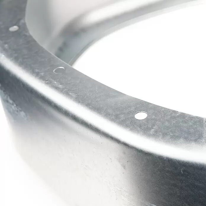Stema Anhänger-Kotflügel - Links, Material: Stahlblech - Detailaufnahme eines gebogenen, silbergrauen, verzinkten Metallprofils mit vorgebohrten Löchern.
