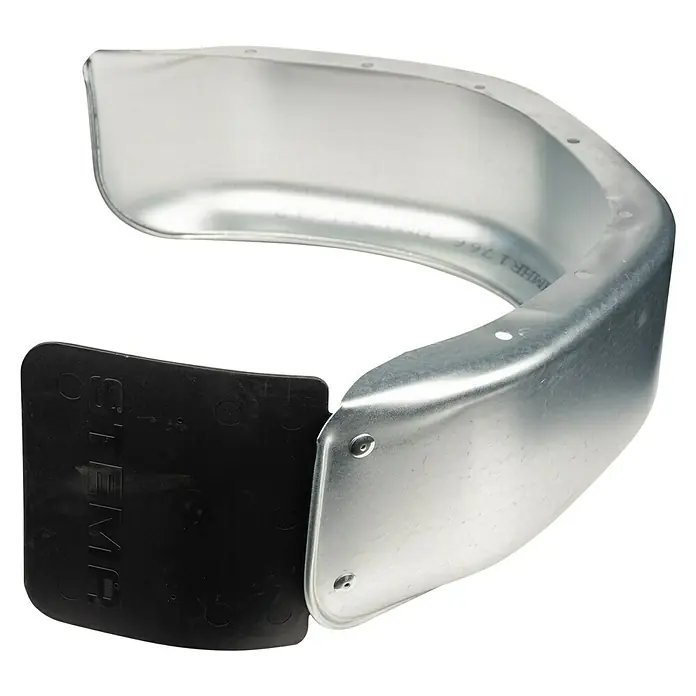 Stema Anhänger-Kotflügel - Rechts, Material: Stahlblech - Nahaufnahme einer gebogenen, silberfarbenen Metallhalterung mit einer schwarzen Gummiabdeckung, die ein robustes, industrielles Erscheinungsbild vermittelt.