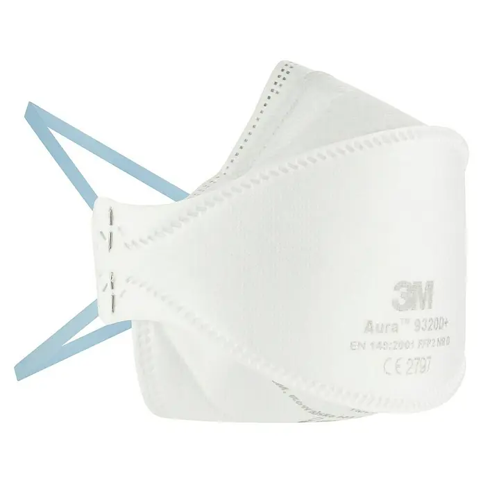 3M Mascarilla de protección respiratoria 9320D+ - FFP2 NR D, 3 ud. - Primer plano de una mascarilla respiratoria blanca 3M Aura 9320+ FFP2, con correas azules e información del producto impresa, que ofrece protección.
