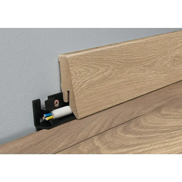 MyStyle Sockelleiste K58 C Wild West Oak - 260 cm x 18 mm x 58 mm, MDF - Sockelleiste mit integriertem Kabelkanal. Praktische Lösung zur eleganten Kabelführung in Wohnräumen mit Holzoptik und einfacher Montage.