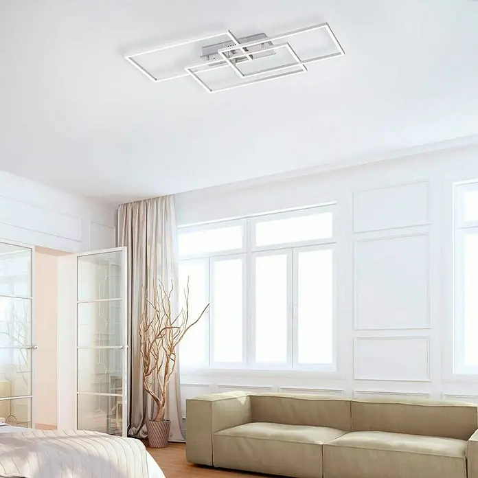 Just Light Plafón LED Iven - 39 W, L x An x Al: 50 x 82 x 7,8 cm, Níquel, Blanco cálido - Lámpara de techo moderna con diseño cuadrado en una sala de estar luminosa. La lámpara es un punto culminante de estilo en el techo blanco.