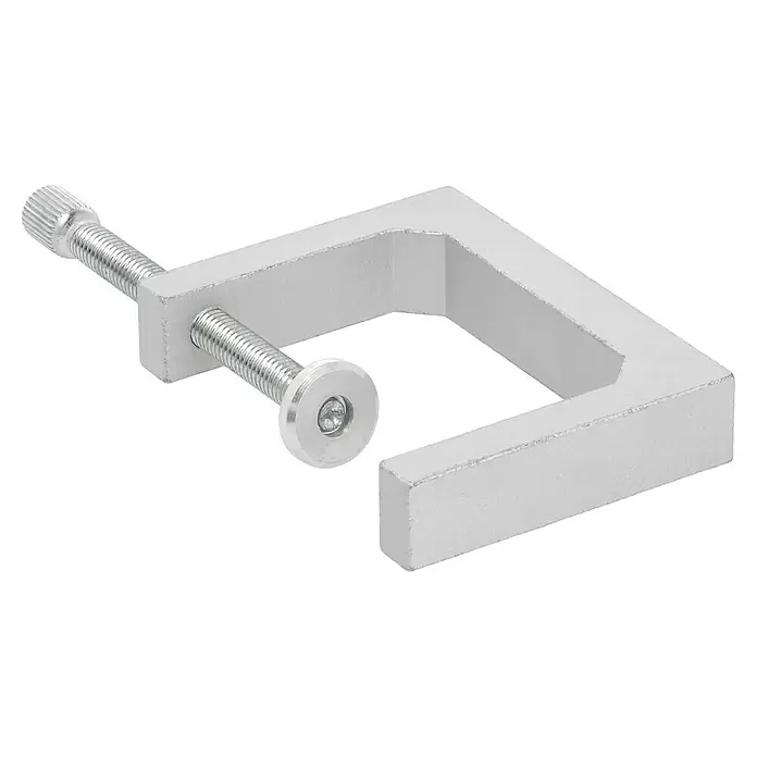Bessey Schraubzwinge AM 4 - Spannweite: 47 mm, Ausladung: 34 mm - Nahaufnahme einer silberfarbenen Schraubzwinge, die auf einer schwarzen Oberfläche positioniert ist, wobei der Fokus auf dem Gewindemechanismus liegt.
