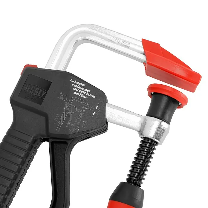 Bessey Einhandzwinge EHZ 30 - Spannweite: 300 mm, Spannkraft: 5.000 N, Ausladung: 100 mm - Detailaufnahme einer BESSEY Einhandzwinge mit schwarzem Griff und roter Spitze, ideal zum Spannen und Fixieren von Werkstücken.