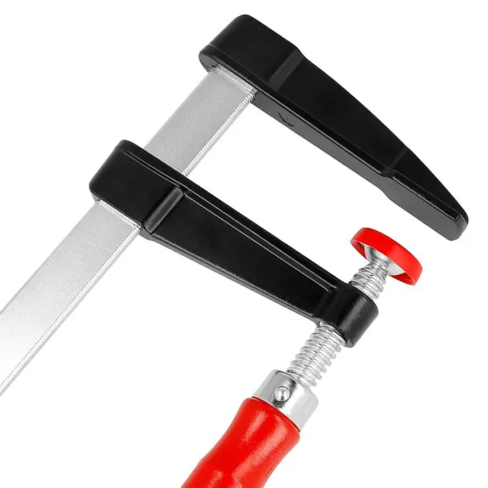 Bessey Schraubzwinge LM 15/8 - Spannweite: 150 mm, Spannkraft: 2.000 N, Ausladung: 80 mm - Nahaufnahme einer verstellbaren Schraubzwinge mit rotem Griff und schwarzem Rahmen, die für Holzbearbeitung oder Bauarbeiten verwendet wird.