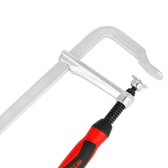 Bessey Schraubzwinge GZ20B10 - Spannweite: 200 mm, Spannkraft: 6.000 N, Ausladung: 100 mm - Nahaufnahme einer silbernen BESSY Ganzstahl-Schraubzwinge mit rotem Griff, ideal zum präzisen und kraftvollen Klemmen bei Holz- und Metallarbeiten.