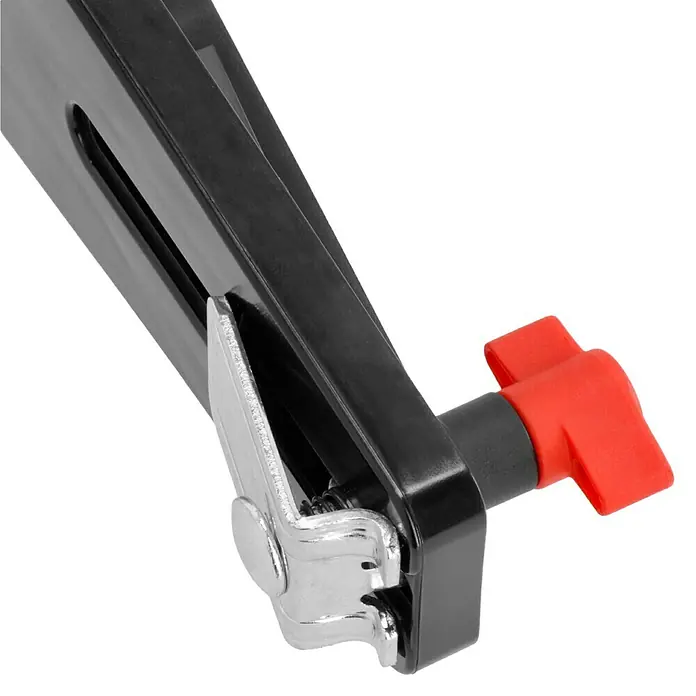 Bessey Türfuttermontagestrebe TMS - Spannweite: 560 mm - 1.010 mm - Detailaufnahme eines schwarzen Geräts mit rotem Griff und silberner Klemme, das ein vielseitiges Werkzeug für diverse Anwendungen darstellt.