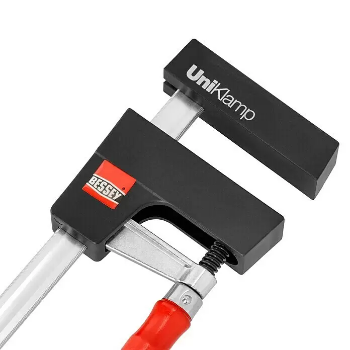 Bessey Schraubzwinge UK 60 - Spannweite: 600 mm, Spannkraft: 1.500 N, Ausladung: 80 mm - Eine Bessey UniKlamp F-Zwinge mit schwarzen Backen, silberner Schiene und rotem Griff, für die Holzbearbeitung.
