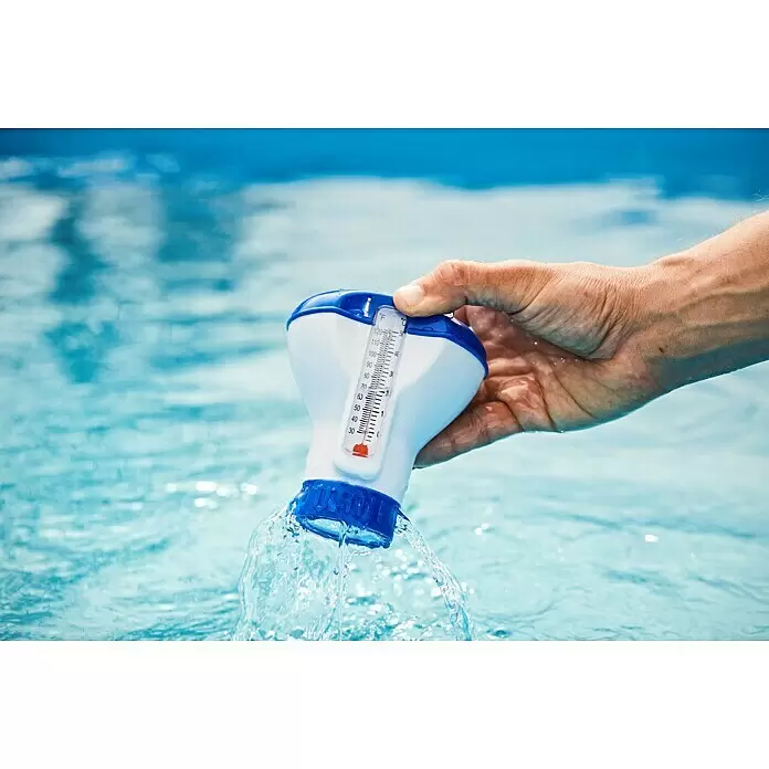 Malibu Schwimmdosierer - Blau - Hand hält weißen und blauen Pool-Thermometer/Chlorspender im Schwimmbad, Wasser spritzt.
