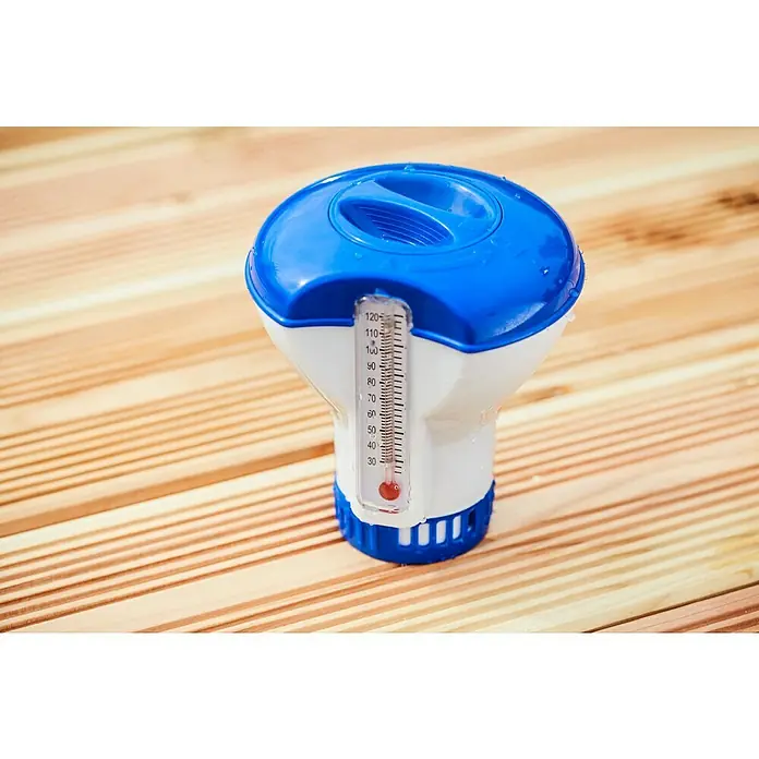 Malibu Schwimmdosierer - Blau - Nahaufnahme eines Pool-Chlor Spenders mit integriertem Thermometer auf einem Holztisch, der die aktuelle Wassertemperatur anzeigt.
