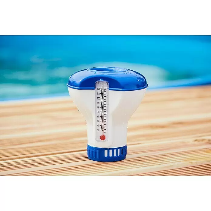 Malibu Schwimmdosierer - Blau - Weiß-blauer Pool-Thermometer/Spender auf Holzdeck am blauen Pool, mit Fahrenheit-Skala.