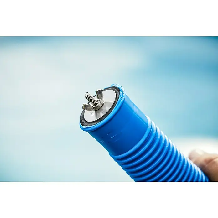 Malibu Verschlussstopfen Winter - Durchmesser Anschluss: 32 mm - 38 mm - Nahaufnahme eines blauen Poolstopfens mit Flügelschraube, ideal für die Winterfestmachung Ihres Pools.